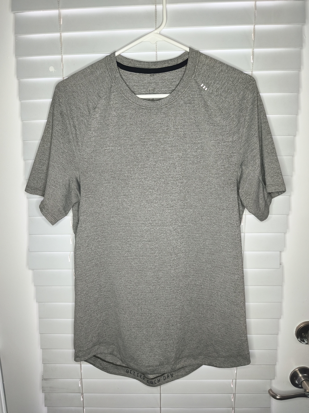 Lululemon License to Train Men's Short Sleeve Gym Shirt Gray Grey Sz S EUC